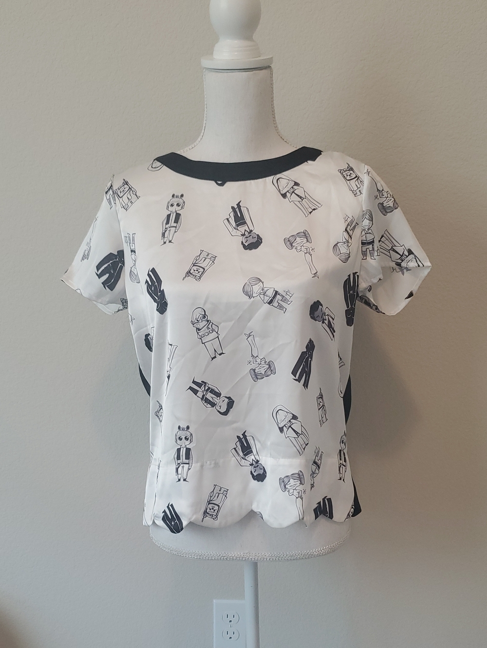 Star Wars Boxlunch Women's Black & White Novelty Print Short Sleeve Blouse